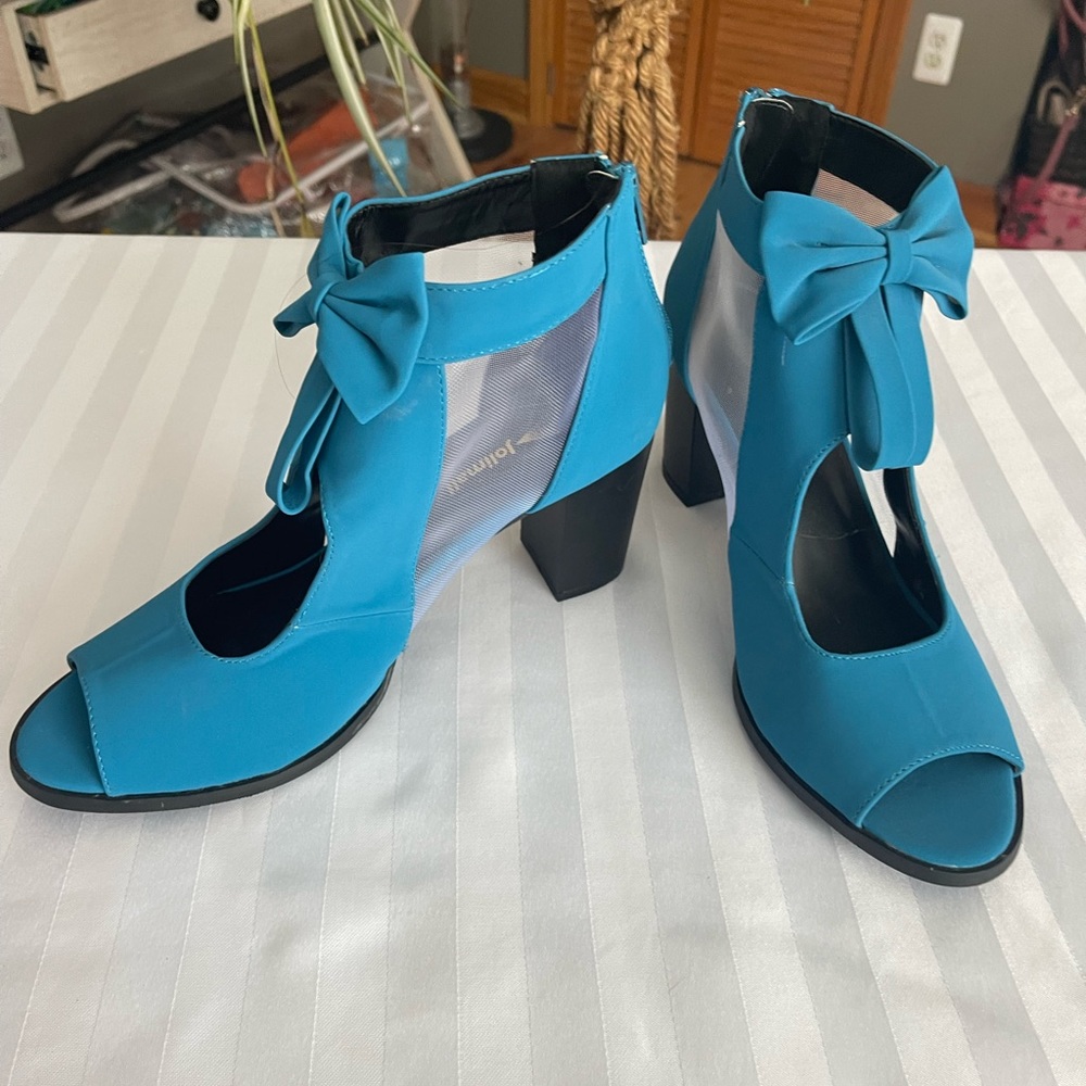 Woman’s Joli Jolimall teal sandals size 9